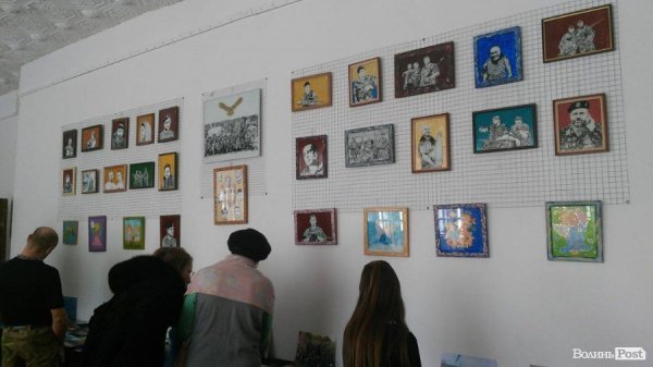 Воїни та янголи: волинський айдарівець презентував виставку картин