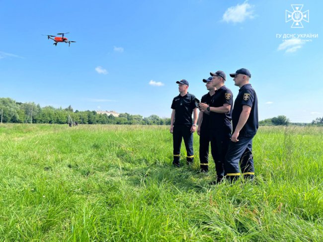 Волинські рятувальники проходять навчання з керування БпЛА. ФОТО