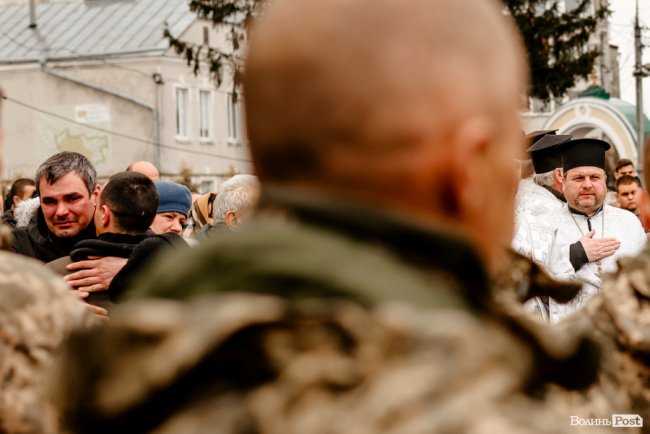 «Їх ми з честю поховаємо, а завтра підемо в бій»: Луцьк попрощався з воїнами Павлом Хомиком та Віктором Коханюком