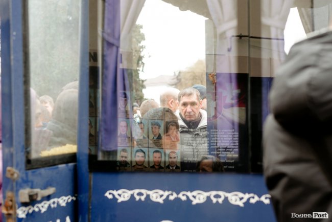 «Їх ми з честю поховаємо, а завтра підемо в бій»: Луцьк попрощався з воїнами Павлом Хомиком та Віктором Коханюком