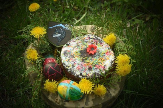 Радісно та з молитвою: як українські військові святкують Великдень на передовій. ФОТО