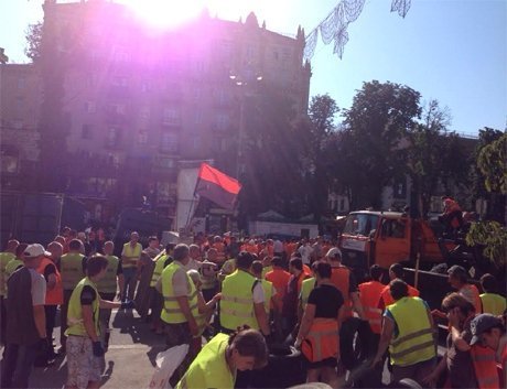 На Майдані прибирають барикади. ФОТО