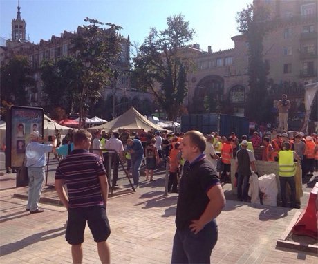 На Майдані прибирають барикади. ФОТО