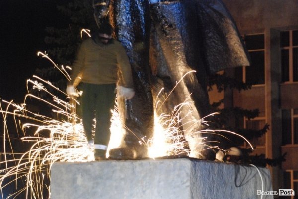 На Волині знесли пам'ятник Леніну. ФОТО