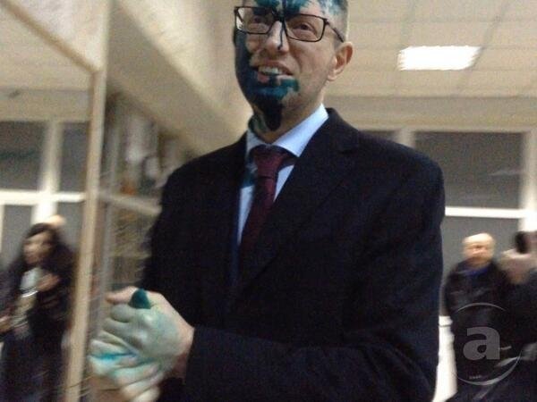  Яценюка і Турчинова облили зеленкою. ВІДЕО
