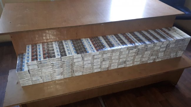 На волинському пункті пропуску затримали дві вантажівки, у яких були приховані цигарки. ФОТО