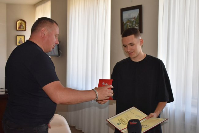 Творчістю збирає кошти для ЗСУ: співаку з Волині Ярославу Карпуку вручили відзнаку