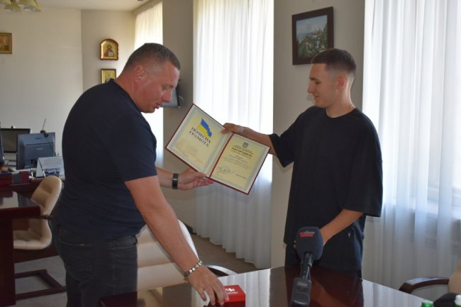 Творчістю збирає кошти для ЗСУ: співаку з Волині Ярославу Карпуку вручили відзнаку