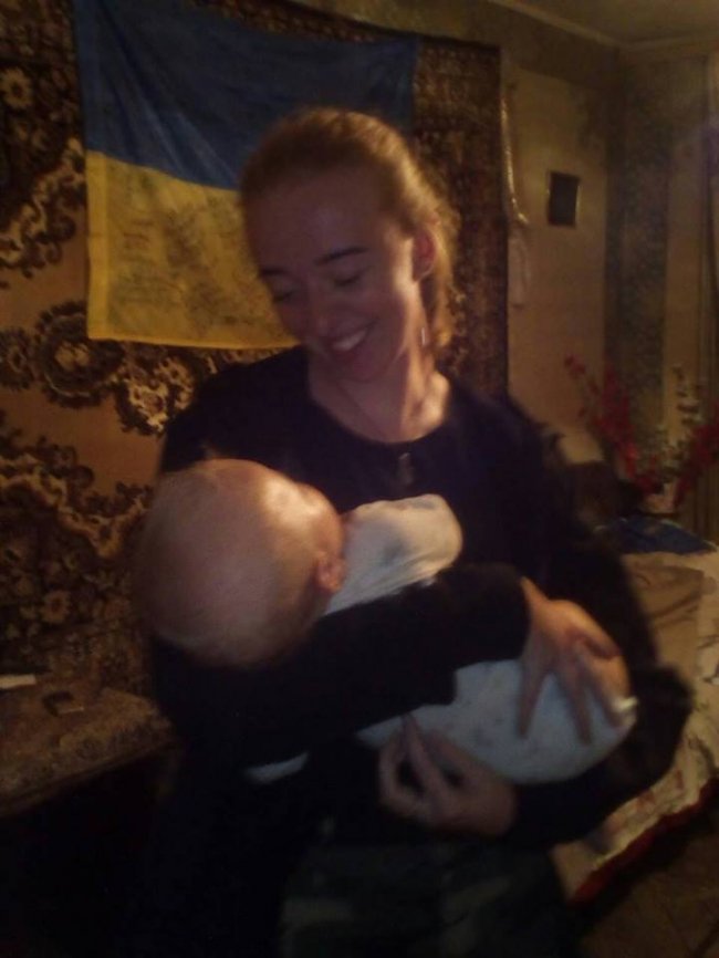 На фото одна з активісток  Самооборони Вікторія Сілюк няньчить малюка