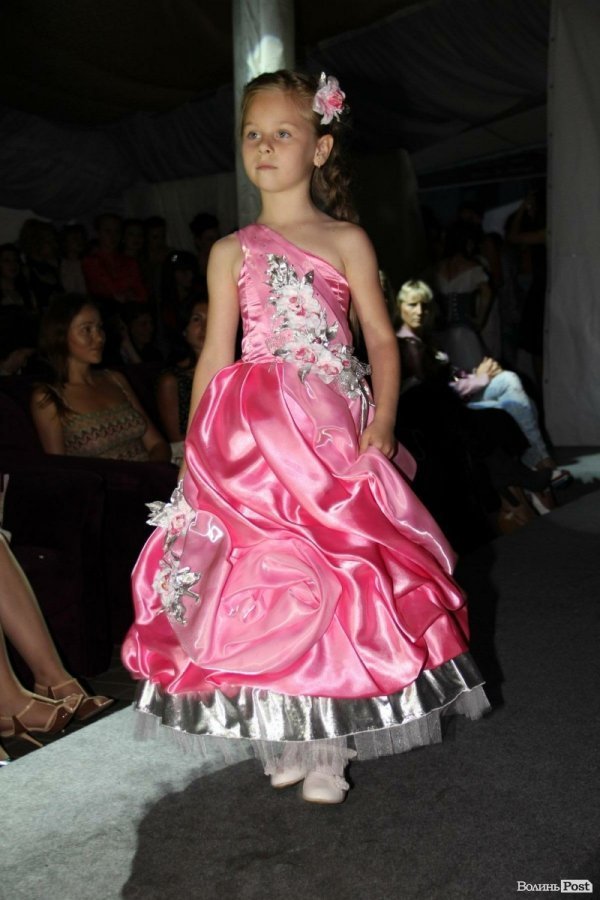 Довгоногі красуні, купальники, сукні: День моди в Луцьку. ФОТО