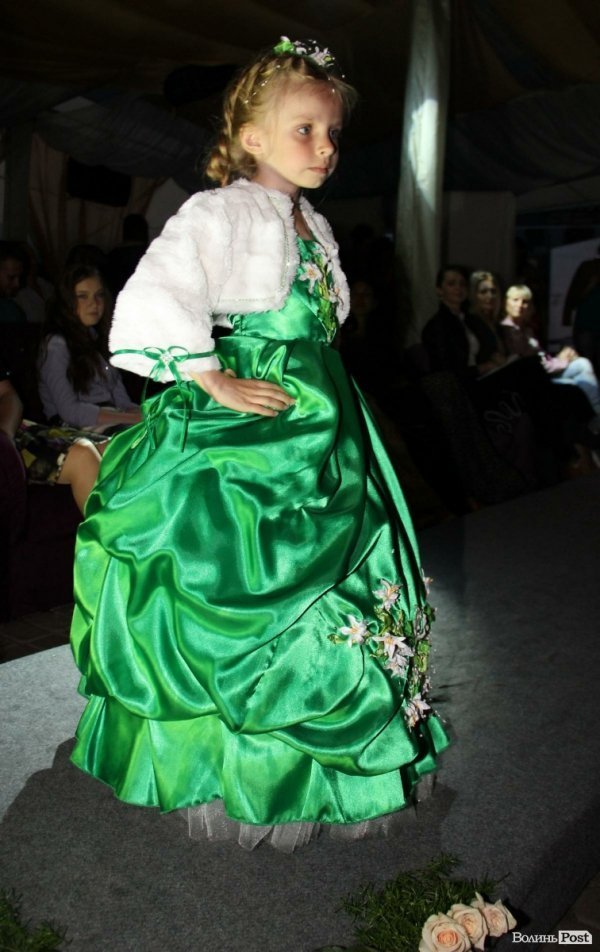 Довгоногі красуні, купальники, сукні: День моди в Луцьку. ФОТО