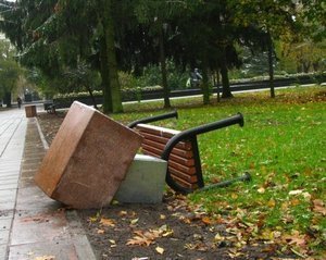 На Меморіалі хулігани поперекидали лавки. ФОТО