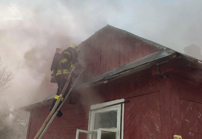 На Волині горіли житловий будинок та господарська споруда