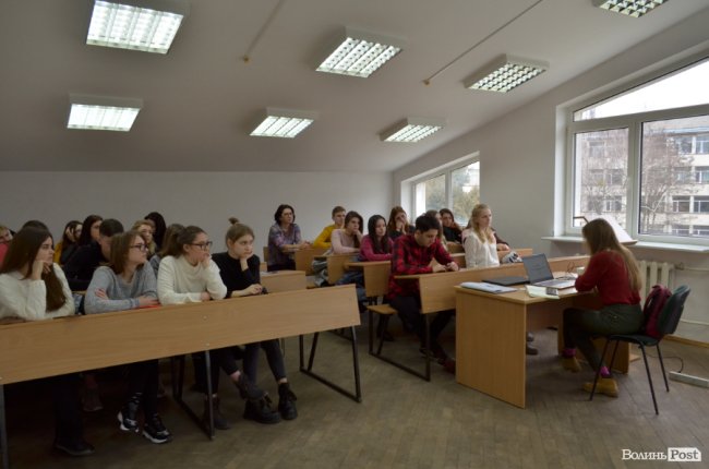 «Будете шкодувати себе зараз, то потім на вас будуть шкодувати гроші»: луцька журналістка ділилася досвідом зі студентами