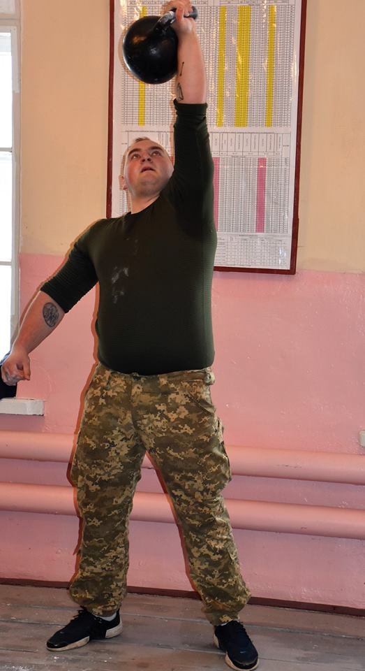 Бійці волинської бригади позмагалися у гирьовому спорті: залізо «тягали» навіть жінки. ФОТО