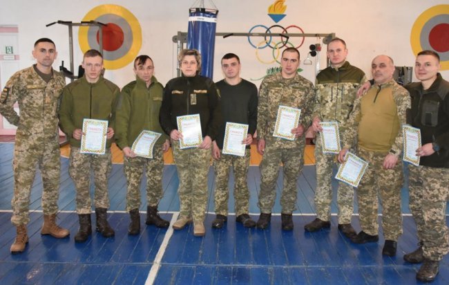 Бійці волинської бригади позмагалися у гирьовому спорті: залізо «тягали» навіть жінки. ФОТО