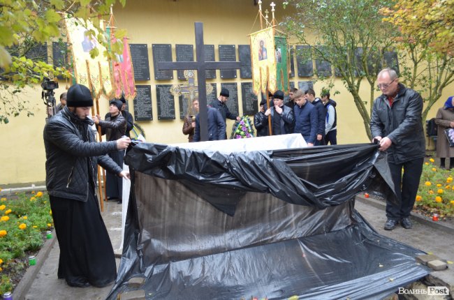 «Їхні душі нарешті знайшли спокій», - у Луцьку перепоховали рештки розстріляних в'язнів