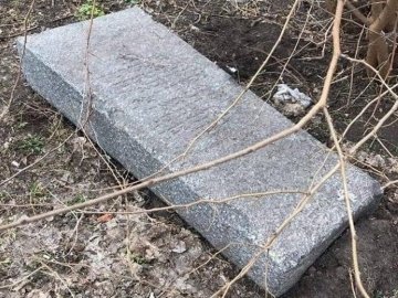 На Волині вандали обікрали могилу