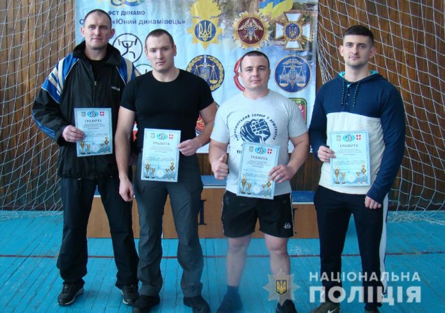 Як волинські копи на чемпіонаті гирі тягали. ФОТО