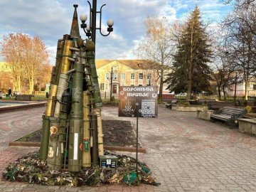 У місті на Волині встановили ялинку з відпрацьованих снарядів