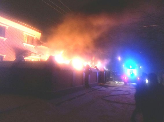 У Рівному вночі невідомі підпалили 2 автівки. ФОТО