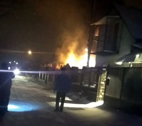 У Рівному вночі невідомі підпалили 2 автівки. ФОТО