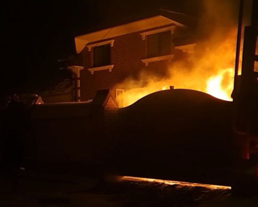 У Рівному вночі невідомі підпалили 2 автівки. ФОТО