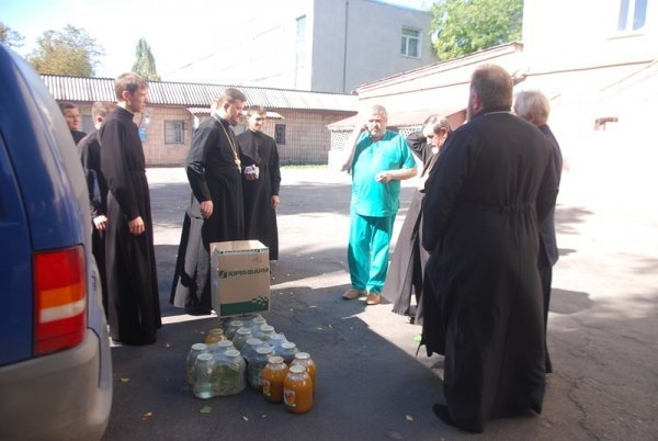 Священики передали Луцькому госпіталю ліки. ФОТО