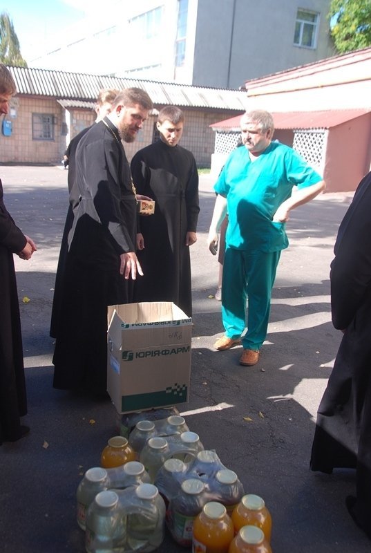 Священики передали Луцькому госпіталю ліки. ФОТО