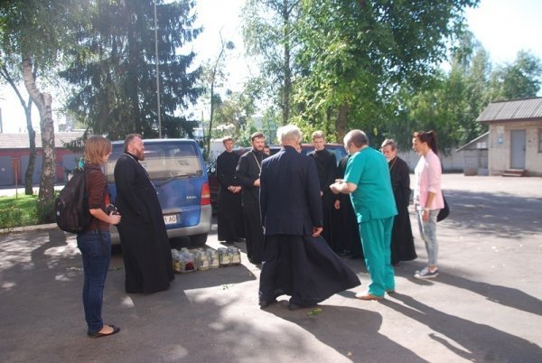 Священики передали Луцькому госпіталю ліки. ФОТО