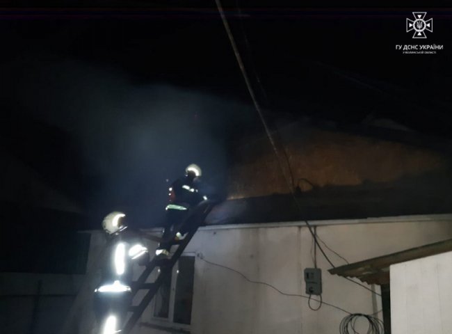 На Волині горів мотоцикл: пожежа перекинулася на господарську будівлю 