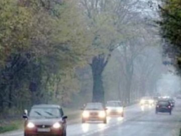 Волинянам нагадують, що з 1 жовтня водії за межами міста повинні вмикати фари вдень