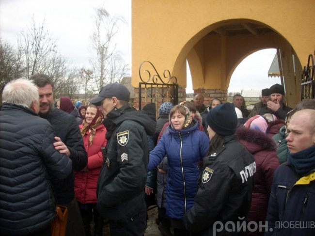 Сутички і шарпанина: у селі на Волині – суперечка через перехід до ПЦУ