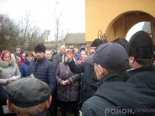 Сутички і шарпанина: у селі на Волині – суперечка через перехід до ПЦУ