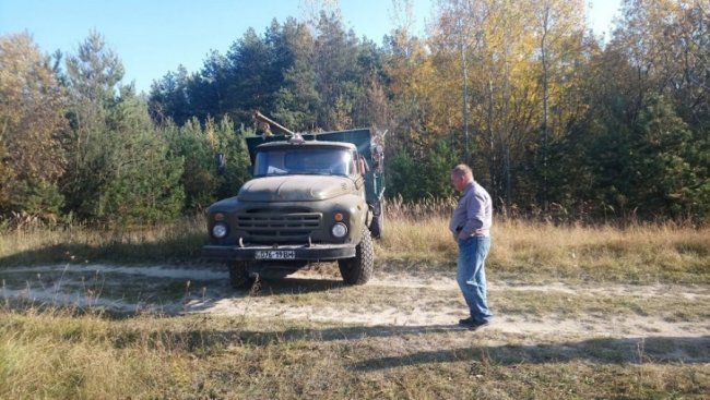 На Волині «застукали» працівників автошколи, які вивозили сміття в ліс. ФОТО