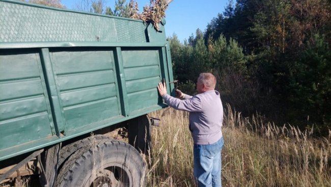 На Волині «застукали» працівників автошколи, які вивозили сміття в ліс. ФОТО