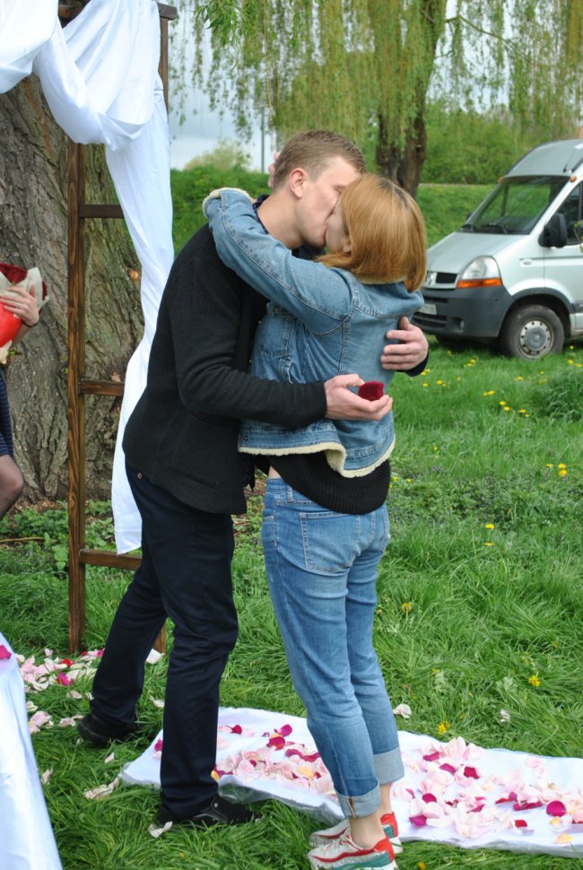 Їхала рятувати коханого, а стала нареченою: романтична історія освідчення на Волині. ФОТО