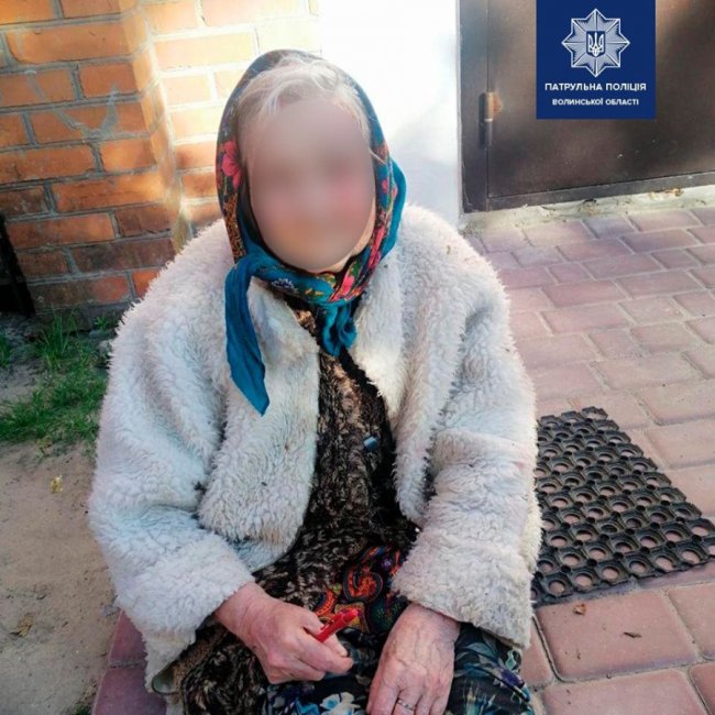 Волинські патрульні надали необхідну допомогу бабусі, яка сама сиділа посеред вулиці 