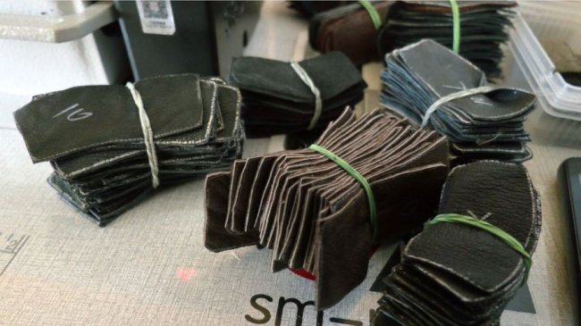 Волонтерки в Луцьку виготовили понад тисячу пар тактичних рукавиць для військових. ФОТО