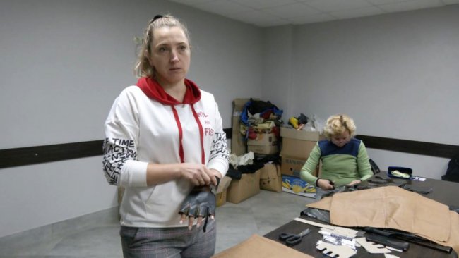 Волонтерки в Луцьку виготовили понад тисячу пар тактичних рукавиць для військових. ФОТО