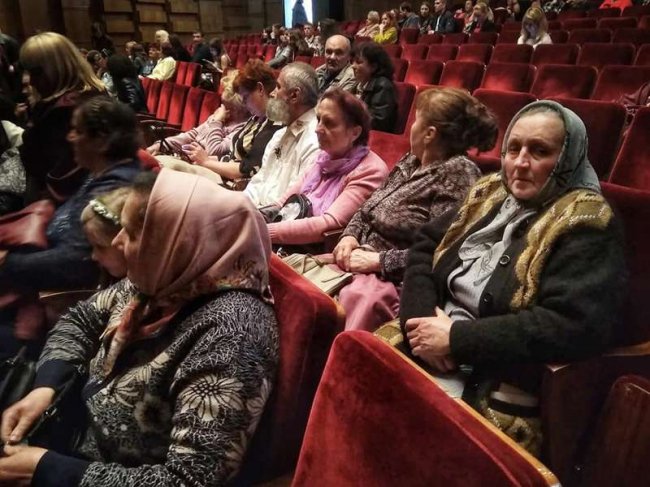 Луцькі пенсіонери безкоштовно переглянули виставу «Безталанна». ФОТО