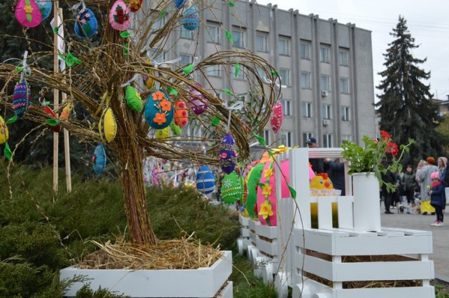 Центральну частину Ковеля прикрасили великодніми декораціями. ФОТО