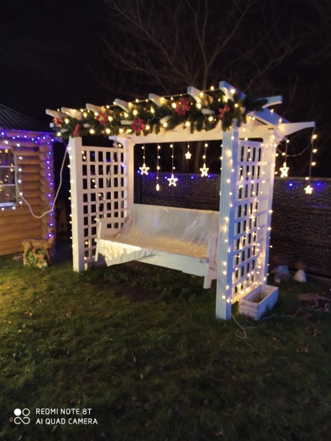 Родина волинян прикрасила своє подвір'я тисячами святкових вогників 