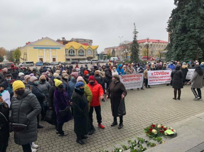 «Похорон бізнесу»: у Ковелі сходи до міськради встелили живими квітами з чорними стрічками. ФОТО