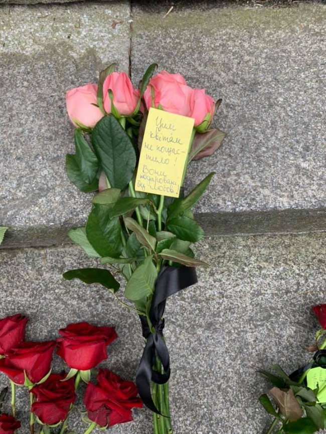 «Похорон бізнесу»: у Ковелі сходи до міськради встелили живими квітами з чорними стрічками. ФОТО