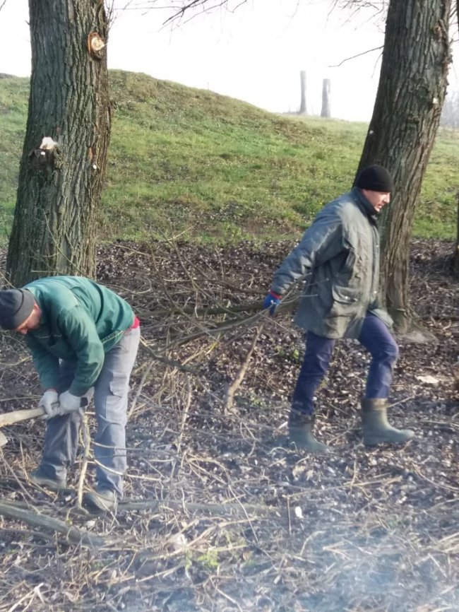 Жителі села під Луцьком розчистили берег річки. ФОТО