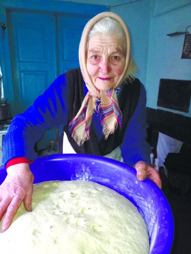 На Волині 82-річна бабуся пече хліб для захисників України