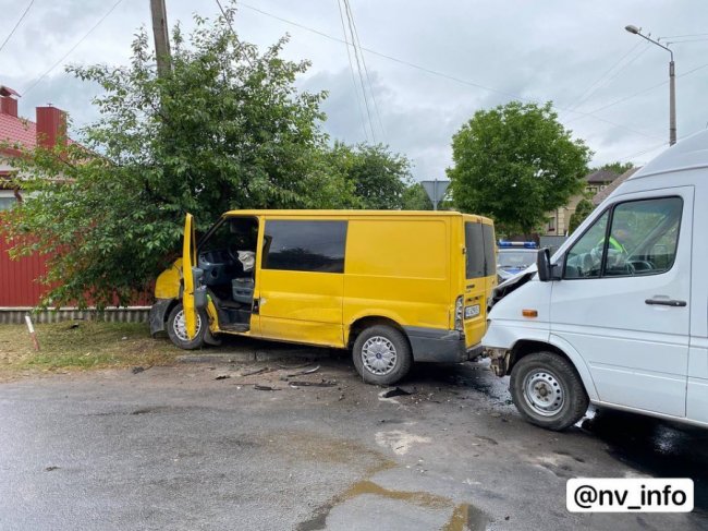 На Волині на проблемному перехресті зіткнулися два буси, постраждалу забрала «швидка»