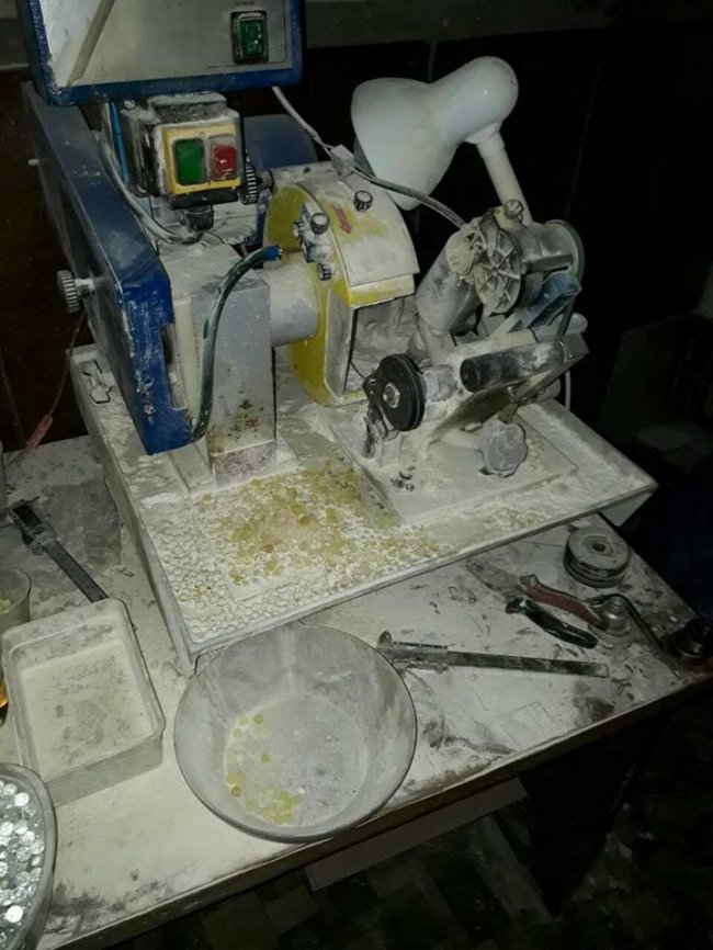 Підпільні цехи: у Луцьку вилучили 400 кілограмів бурштину