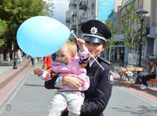Луцькі поліцейські роздавали дітям синьо-жовті кульки